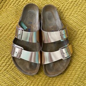 Rose gold Birkenstock Women's Arizona Soft Footbed
Slide Sandals size 39